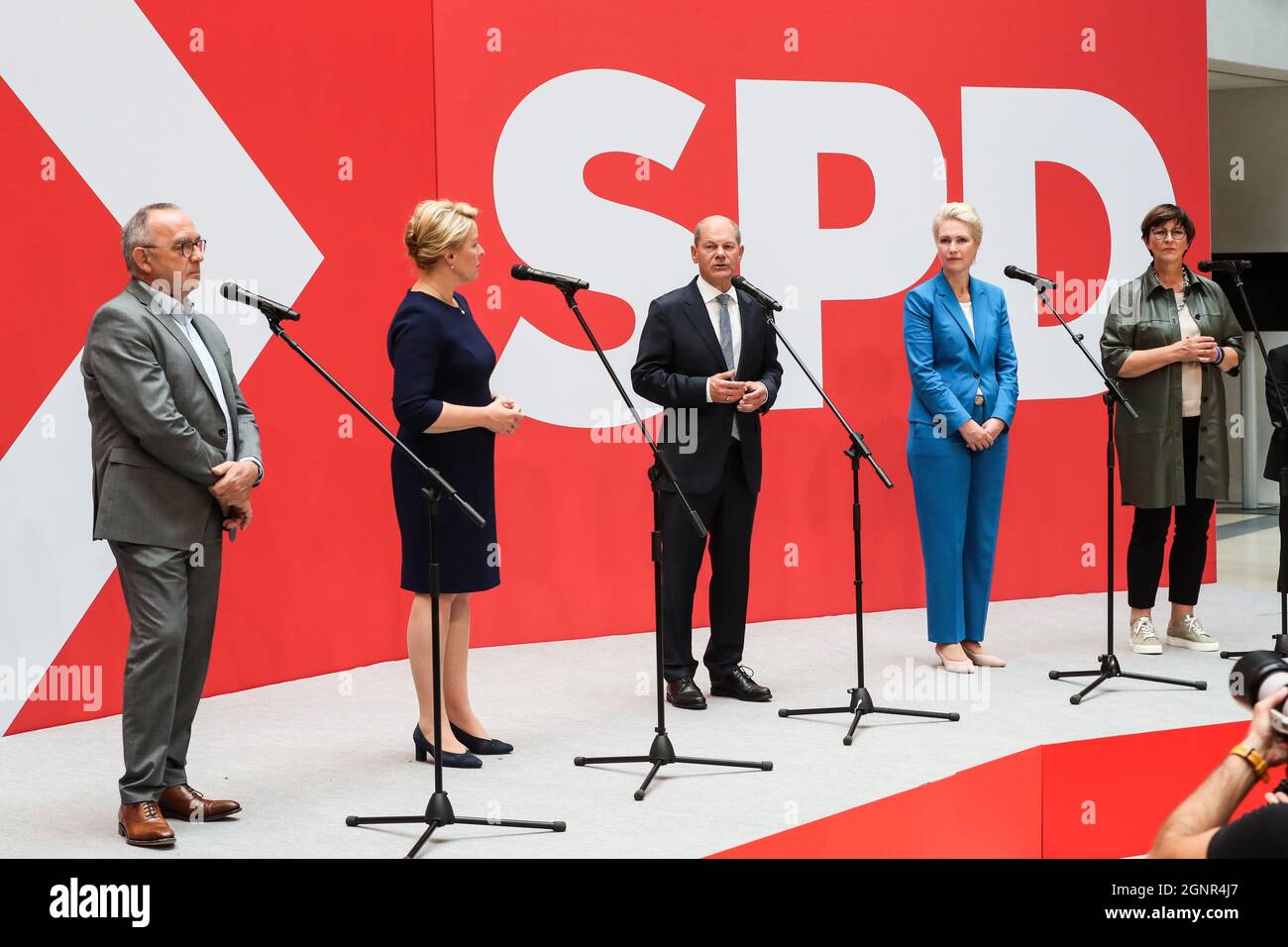 (210927) -- BERLIN, 27. September 2021 (Xinhua) -- Vorsitzender der SPD Norbert Walter-Borjans, Kandidatin der Berliner Bürgermeisterin Franziska Giffey, Kanzler Cadidate Olaf Scholz, Kandidatin der Ministerpräsidentin des Landes Mecklenburg-Vorpommern Manuela Schwesig und SPD-Vorsitzende Saskia Esken (von L bis R) Nehmen Sie an einer Pressekonferenz am 27. September 2021 in der SPD-Zentrale in Berlin Teil. Olaf Scholz, Kanzlerkandidat der SPD, sagte hier am Montag, er werde versuchen, eine sogenannte Ampelkoalition zu bilden Stockfoto