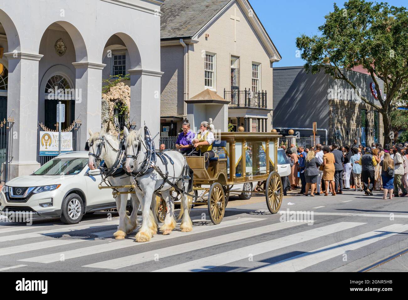 NEW ORLEANS, LA, USA - 25. SEPTEMBER 2021: Horse Drawn Bestattungswagen und Teilnehmer an der Beerdigung in der Kirche unserer Lieben Frau von Guadalupe in der Rampart Street Stockfoto