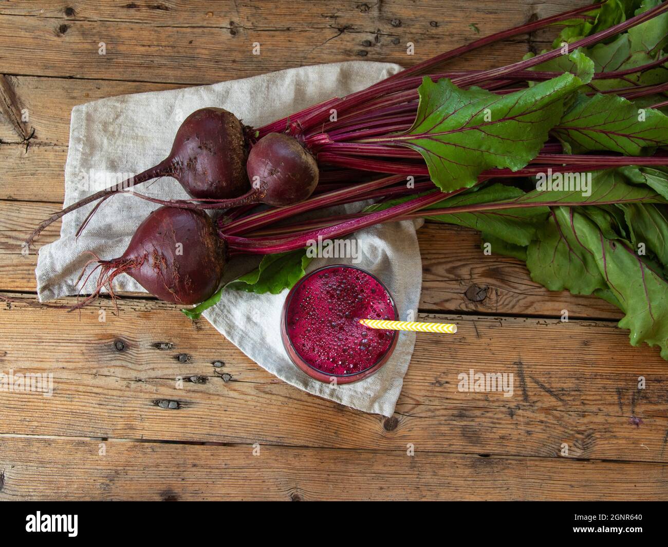 Frischer Smoothie-gepresster Rote-Bete-Saft in einem Glas auf einer Holzoberfläche gesundes Essen, Entgiftung, Diät und vegetarisches Konzept. Stockfoto