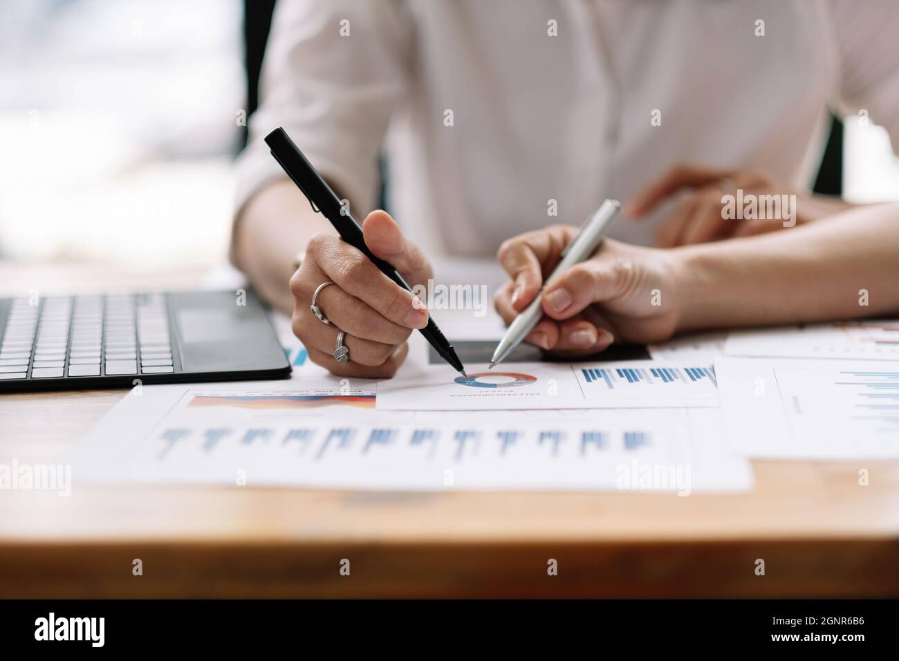 Business People Planning Strategy Analysis aus Finanzdokumentbericht, Office Concept. Stockfoto