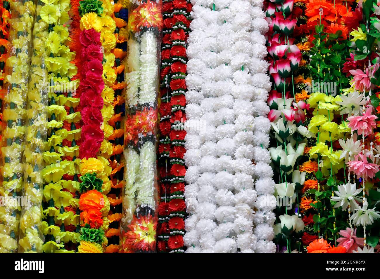Indische Blumendekoration aus Plastikblumen und in allen möglichen Farben. Die Blumen werden für Blumenopfer in Hindu-Tempeln verwendet. Dubai. Vereint Stockfoto