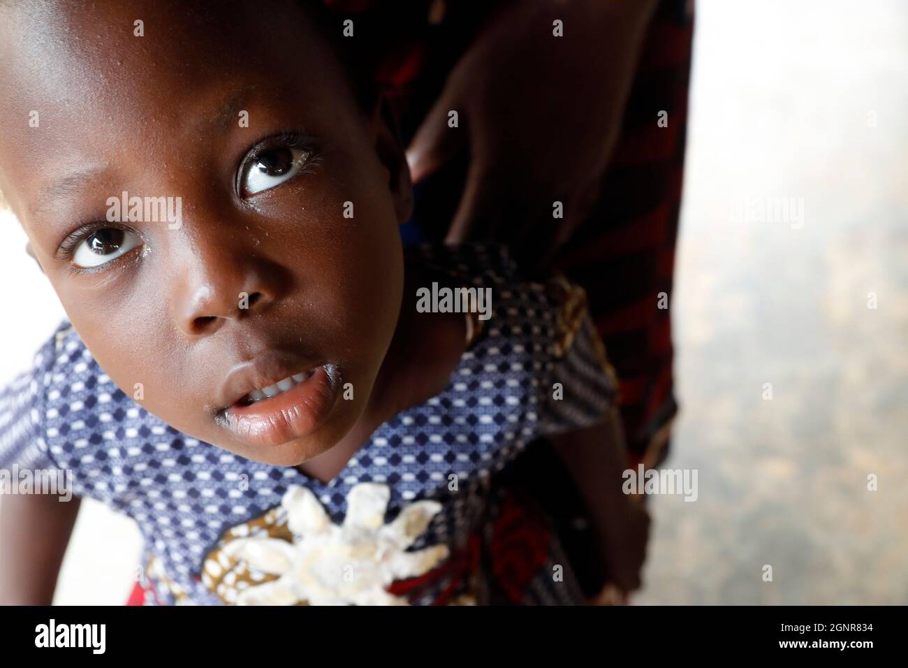 Afrikanisches Mädchen. Hochformat. Benin. Stockfoto