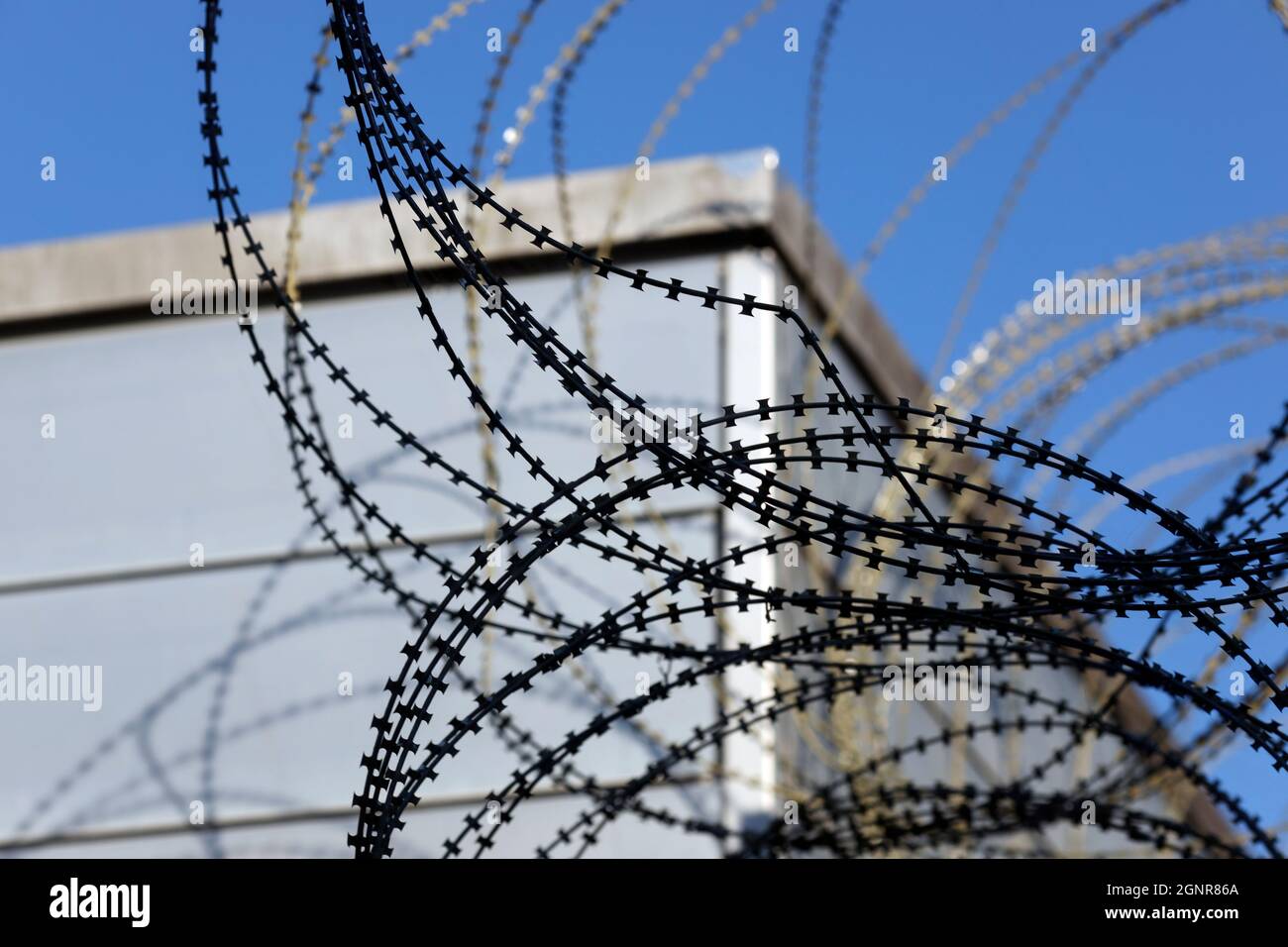 Stacheldrahtzaun gegen blauen Himmel. Verbrechen und Bestrafung Konzeptfoto. Genf. Schweiz. Stockfoto