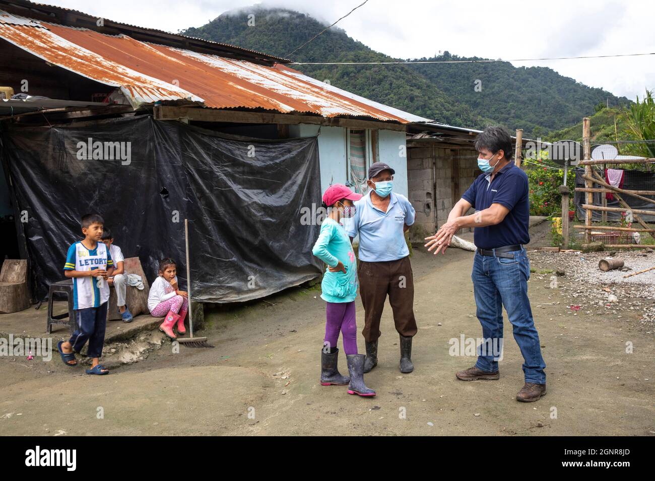Kooperativer Mitarbeiter bei der Ankunft in einem Kakaopflanzer im Intag Valley, Ecuador Stockfoto