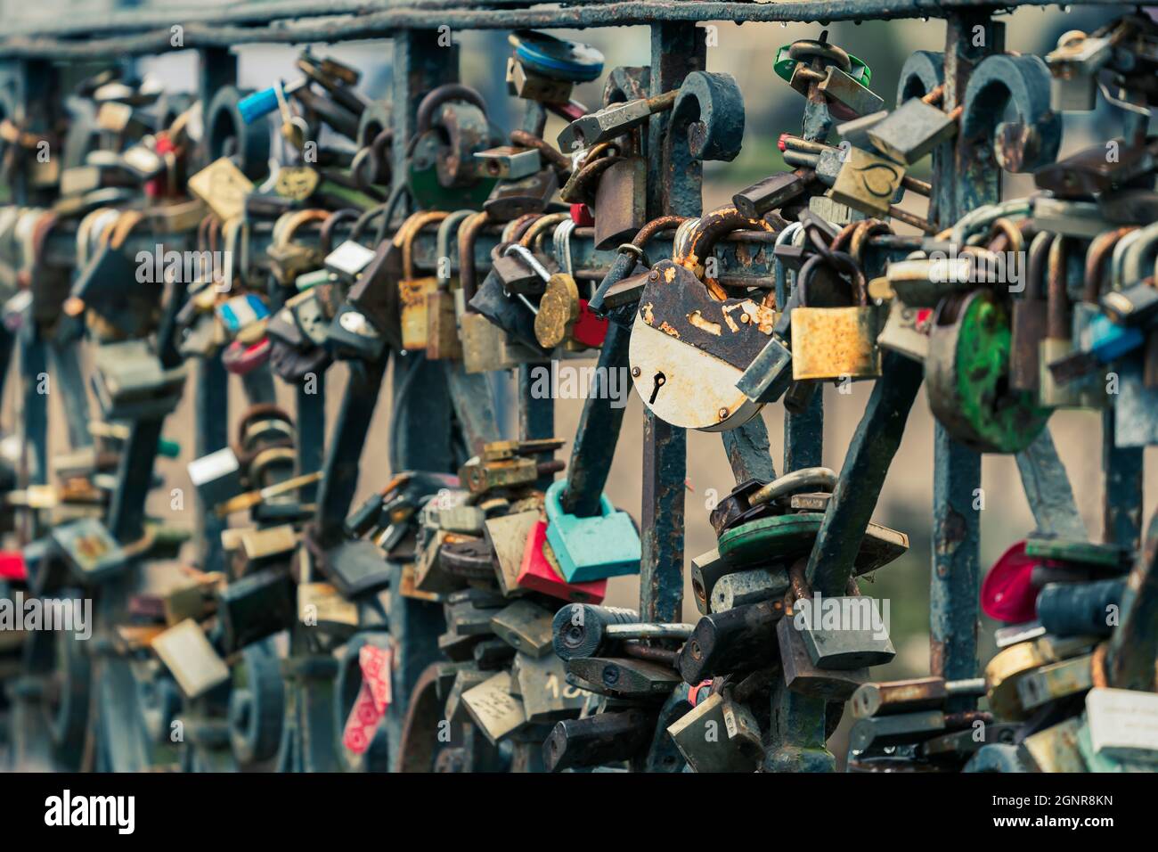 VILNIUS, LITAUEN – 2020. MÄRZ 06. Wenn Sie Uzupis betreten, überqueren Sie verlockte Brücken, die von Liebenden hinterlassen wurden, die ihre Liebe „sperren“. Stockfoto