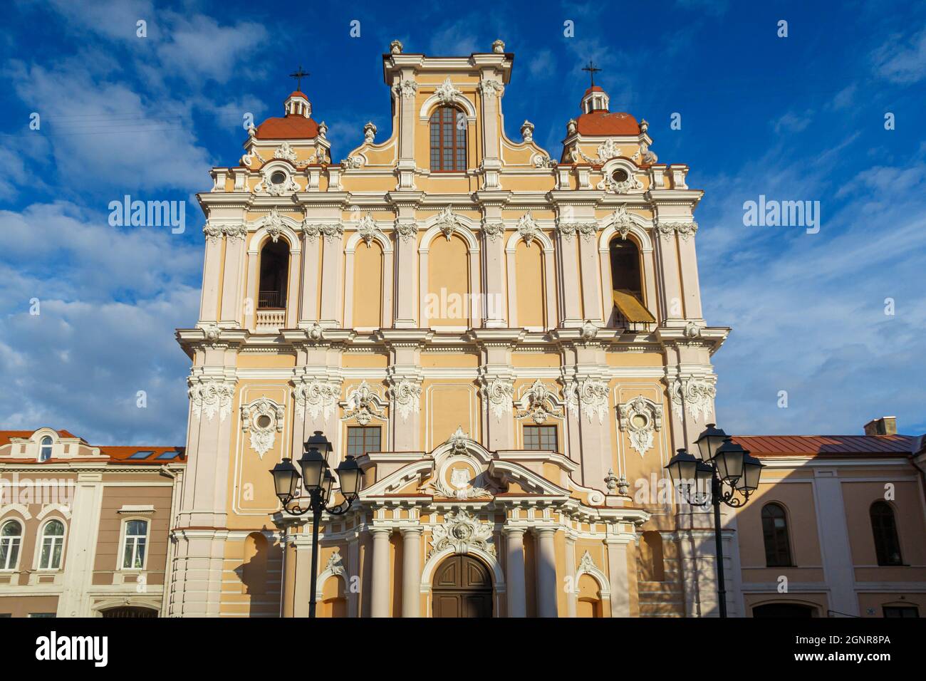 VILNIUS, LITAUEN – 2020. MÄRZ 05. Renovierung eines alten Gebäudes in der Altstadt von Vilnius. Stockfoto