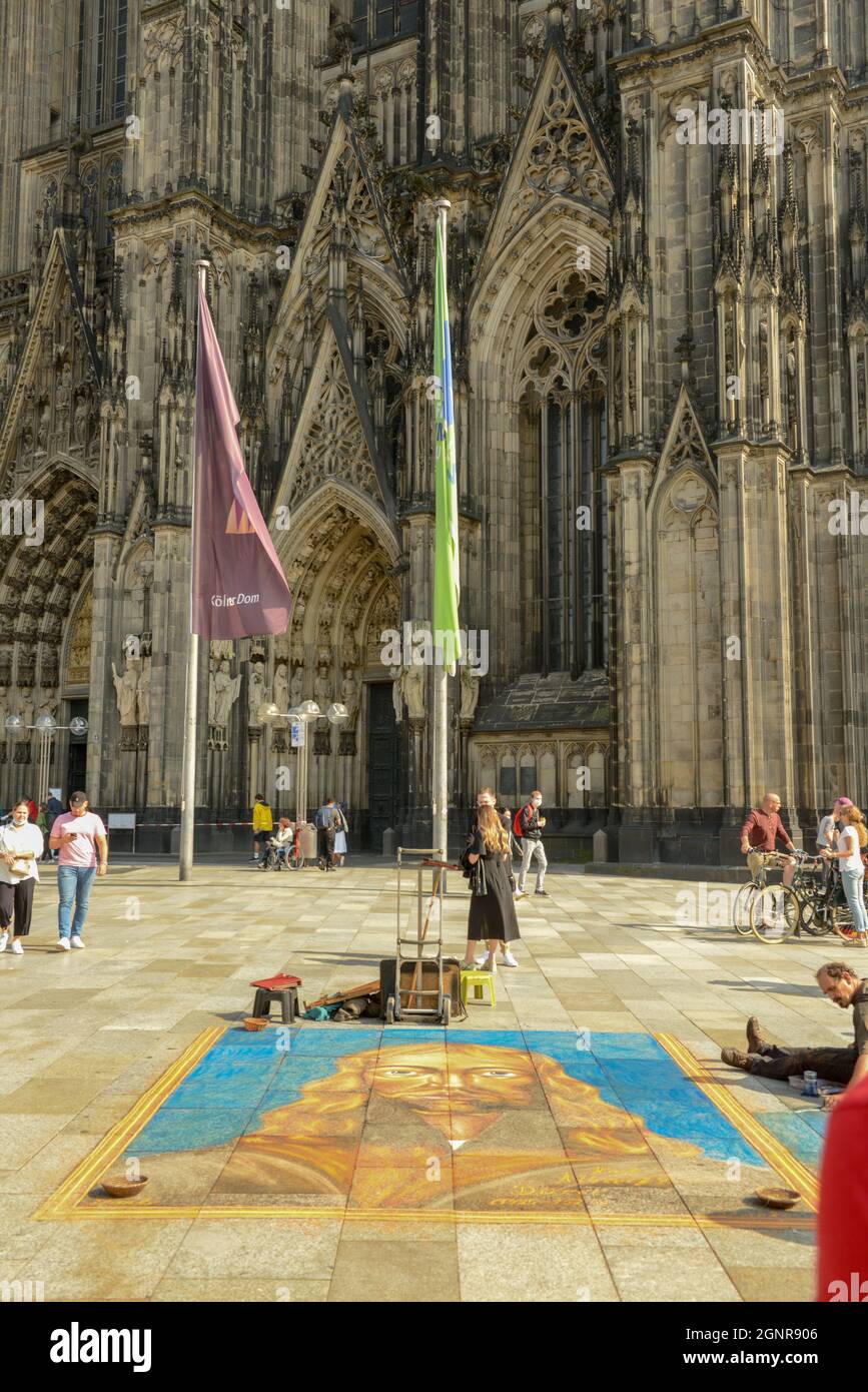 Köln, Deutschland - 19. September 2021: Straßenmaler vor dem Dom in Köln auf Deutschland Stockfoto