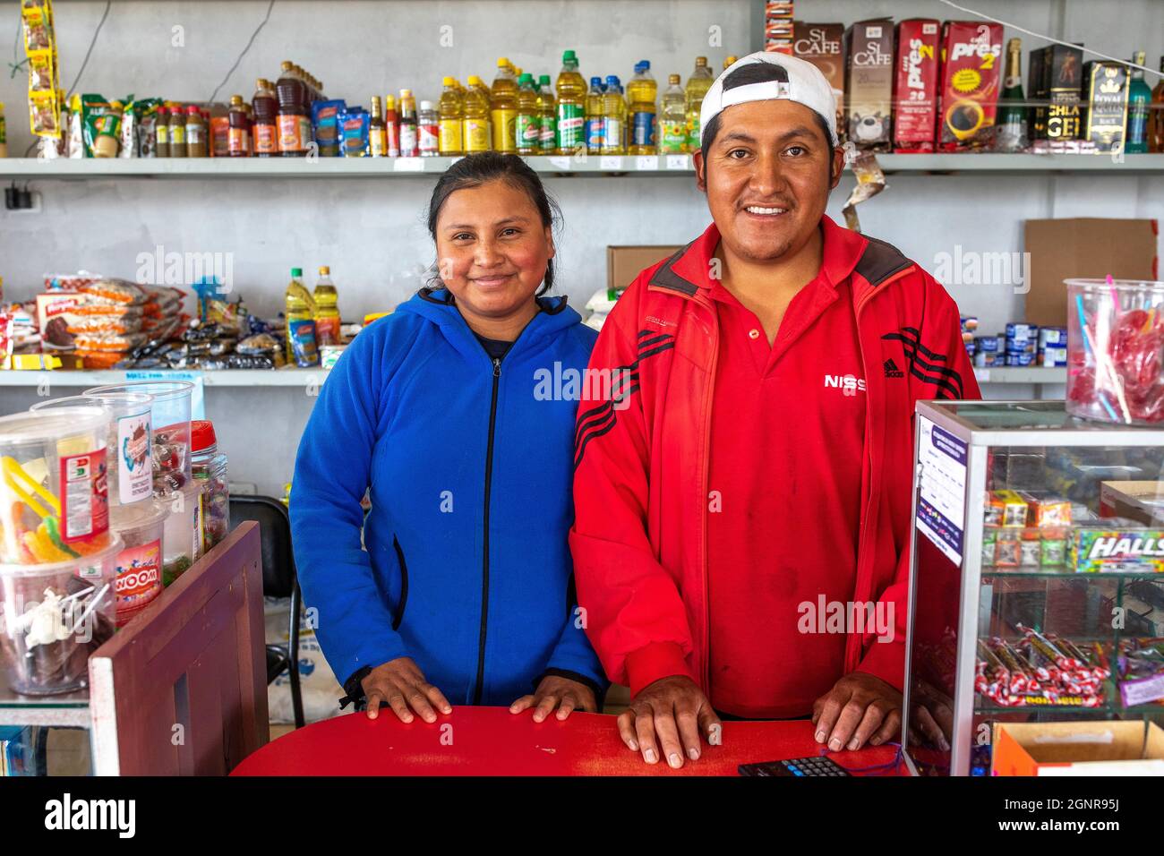Kunden der Banco Desarrollo in ihrem Geschäft in Quatros Esquinas, Ecuador Stockfoto