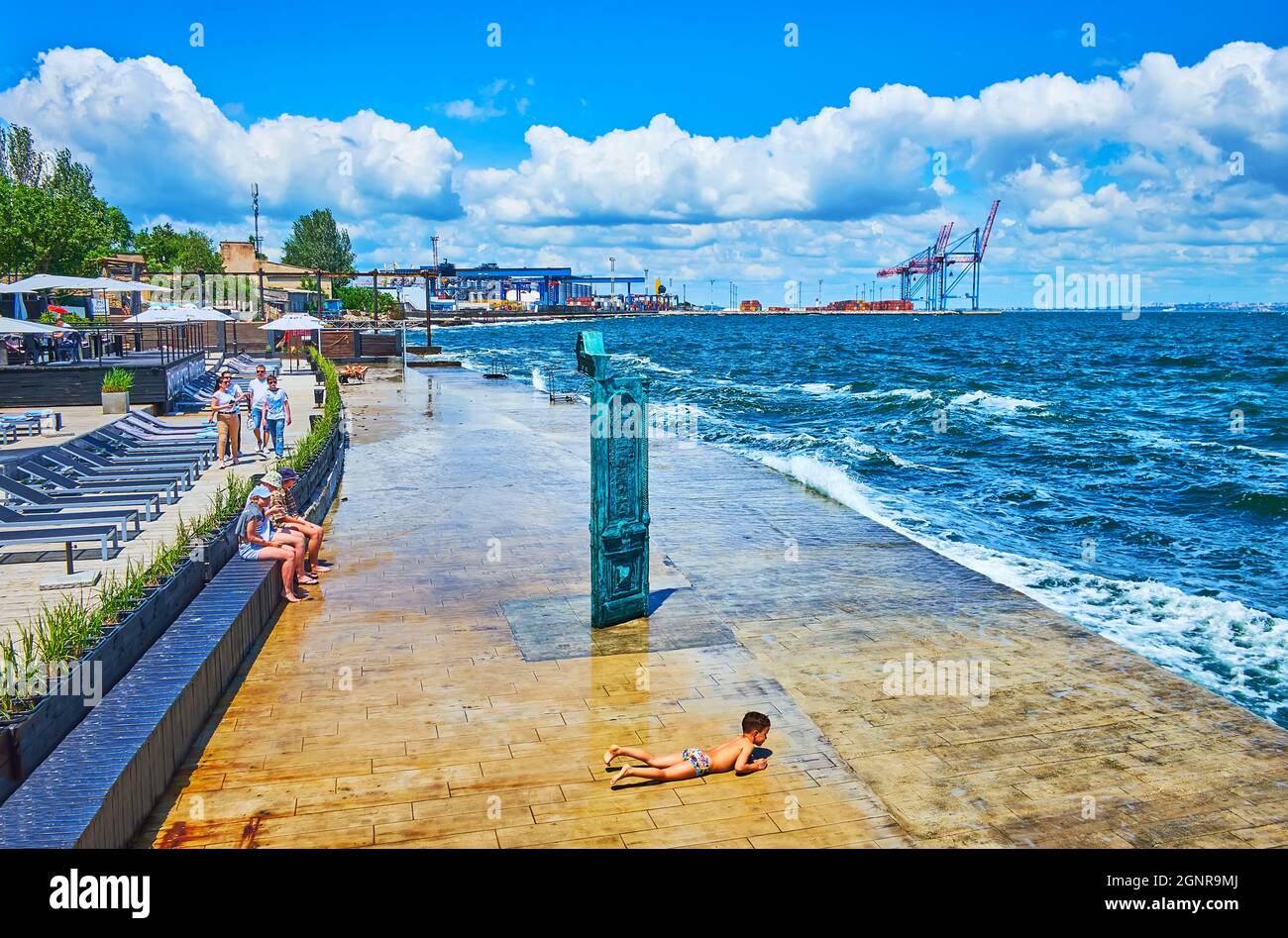 ODESSA, UKRAINE - 18. Juni 2021: Die Skulptur des Sonnenhauses ist eines der bemerkenswerten Wahrzeichen von Langeron Beach, am 18. Juni in Odessa Stockfoto