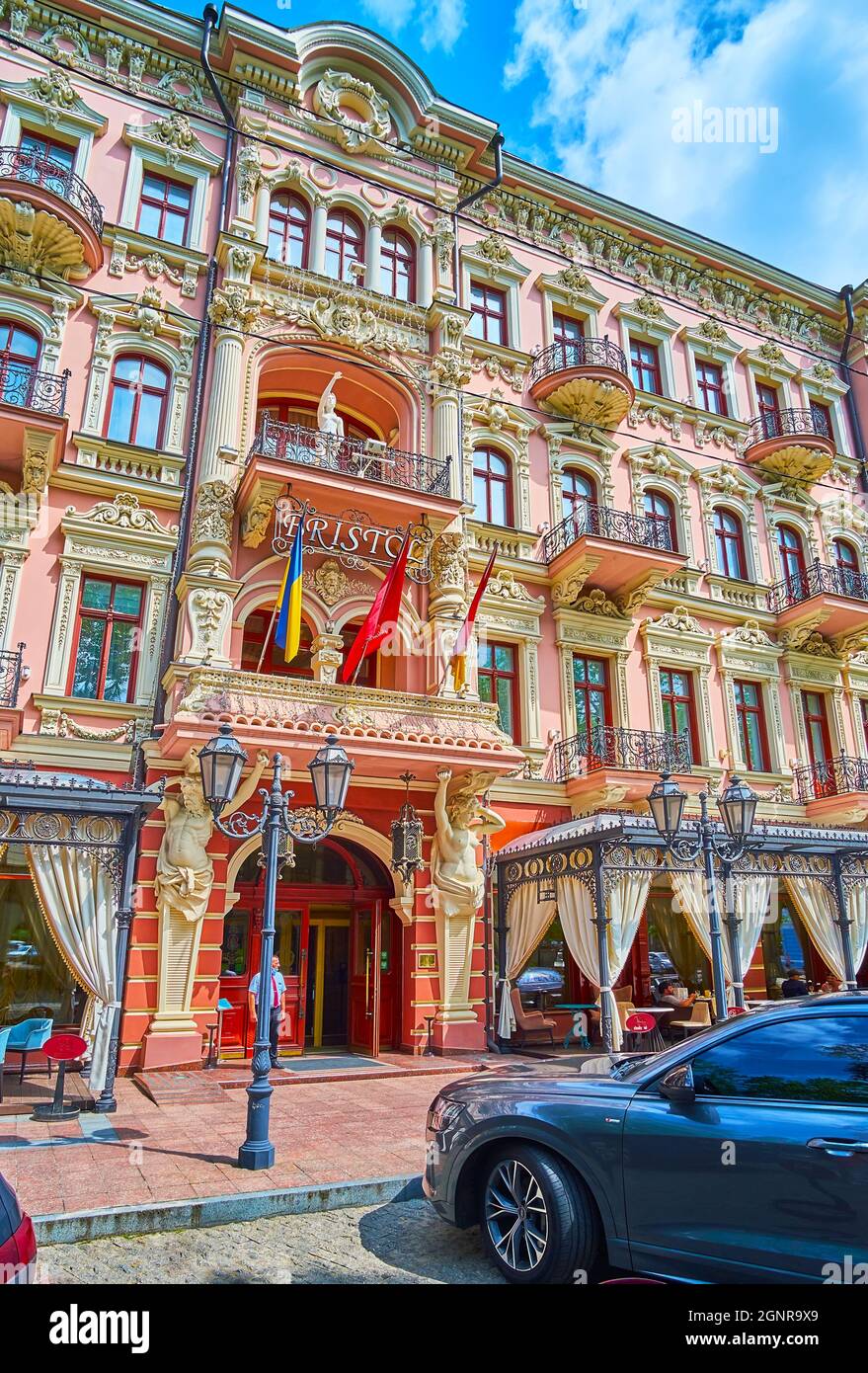 ODESSA, UKRAINE - 18. JUNI 2021: Der Eingang zum Hotel Bristol, umgeben von Skulpturen von Atlanten und Zierleisten, am 18. Juni in Odessa Stockfoto