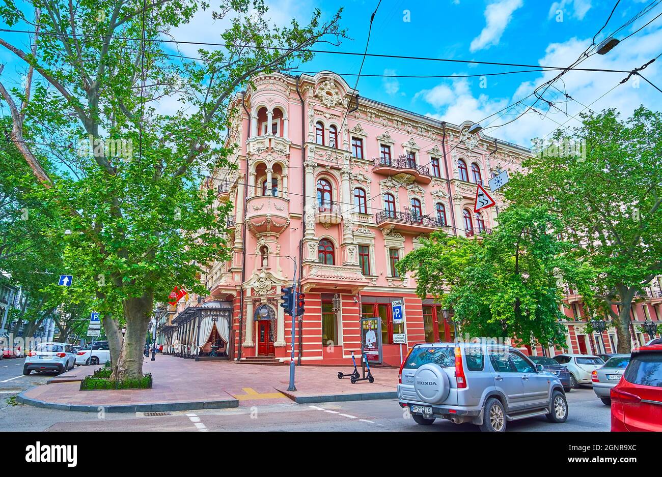 ODESSA, UKRAINE - 18. JUNI 2021: Das Hotel Bristol (ehemaliges Krasnaya Hotel) mit beeindruckenden Stuckverzierungen, Wandskulpturen, Säule, Erker, am 18. Juni Stockfoto