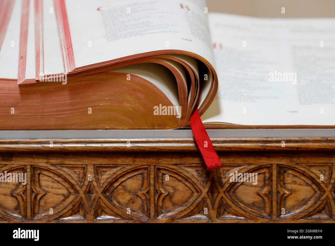 Öffnen Sie die alte bibel in einer Kirche. Frankreich. Stockfoto