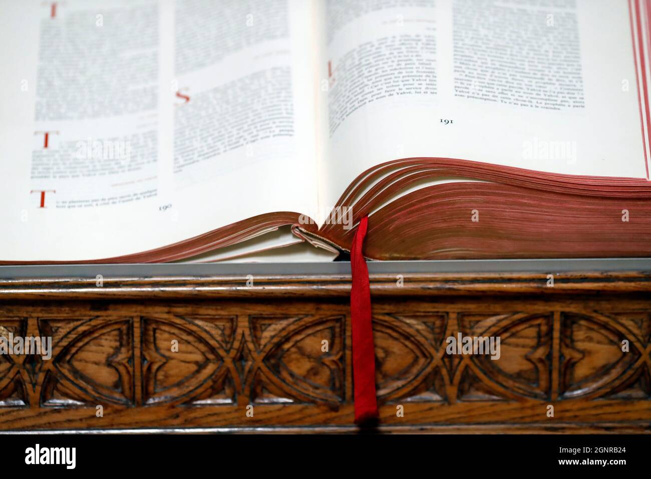 Öffnen Sie die alte bibel in einer Kirche. Frankreich. Stockfoto