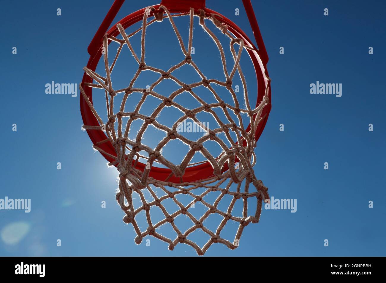 Sport. Korbballnetz gegen blauen Himmel. Les Houches. Frankreich. Stockfoto