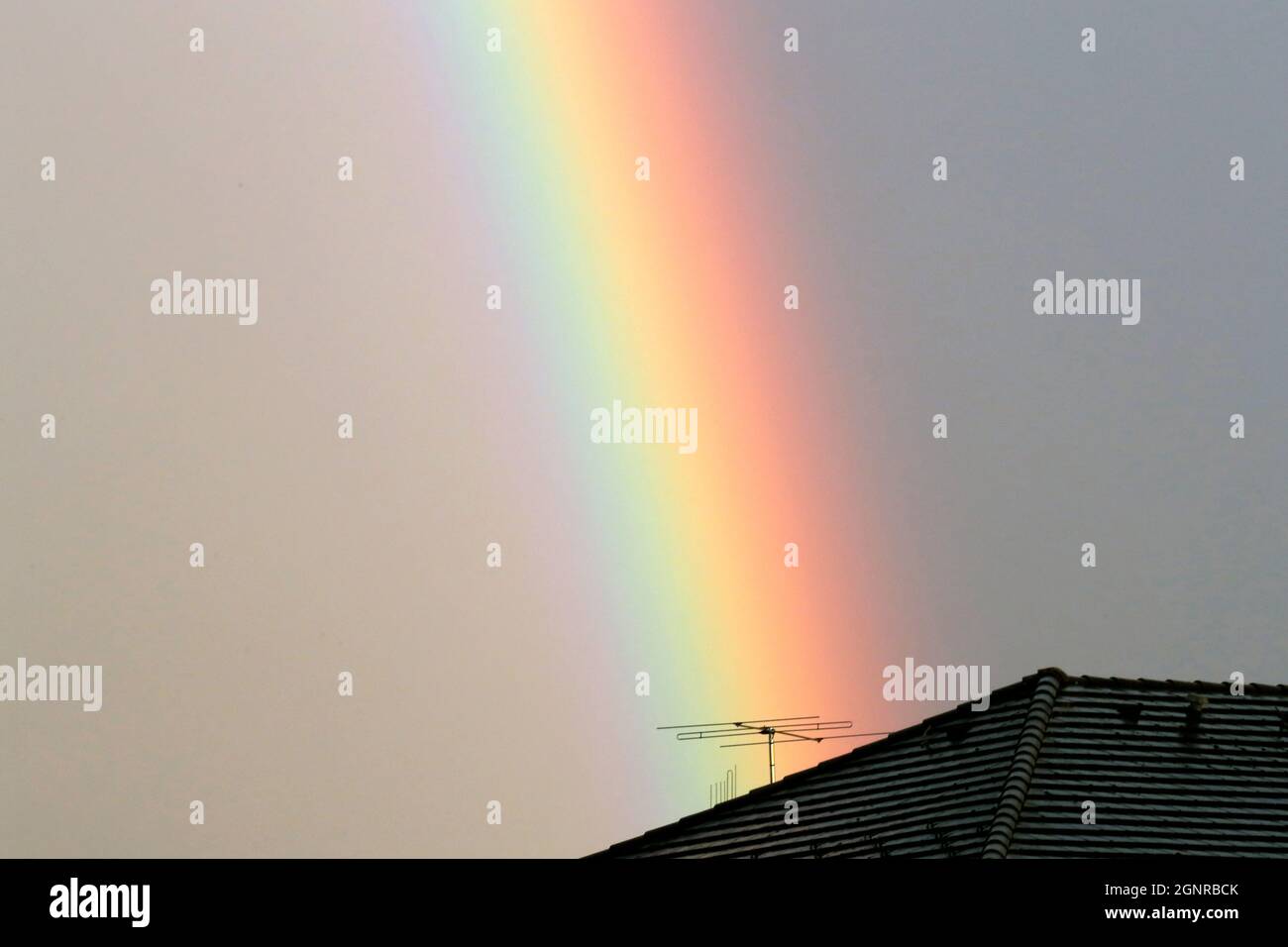 Regenbogen am Himmel nach dem Regen. Annecy. Frankreich. Stockfoto