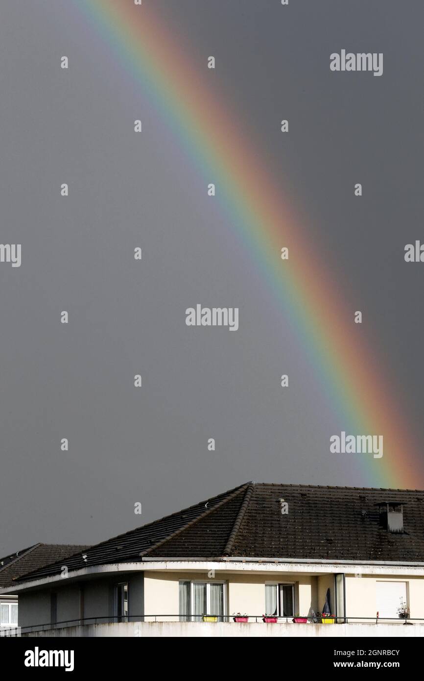 Regenbogen am Himmel nach dem Regen. Annecy. Frankreich. Stockfoto