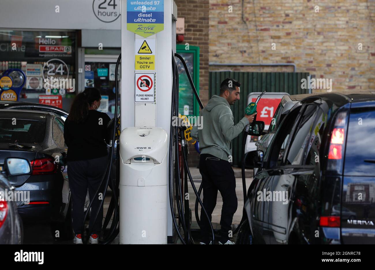 (210927) -- LONDON, 27. September 2021 (Xinhua) -- Fahrer füllen ihre Autos am 27. September 2021 an einer Tankstelle in London, Großbritannien, auf. Laut BBC warnte die Petrol Retailers Association in Großbritannien davor, dass nicht einmal zwei Drittel ihrer Mitglieder in fast 5,500 unabhängigen Filialen Kraftstoff hätten, während die übrigen „teilweise trocken und bald auslaufen“. (Xinhua/Han Yan) Stockfoto