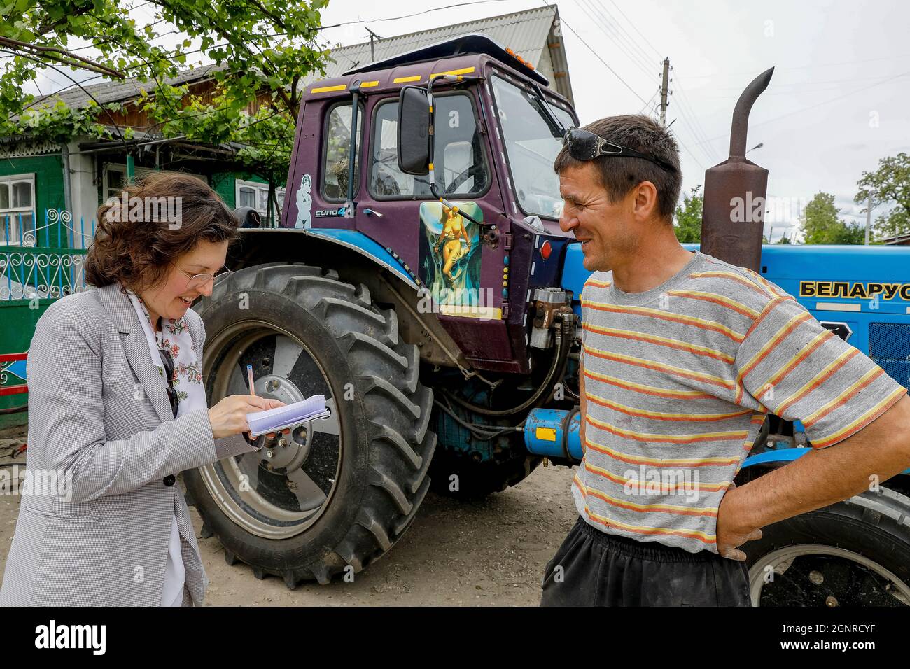 Mechaniker und Landarbeiter mit einem Mitarbeiter einer Mikrofinanzinstitution in Elizavetovca, Moldawien. Stockfoto