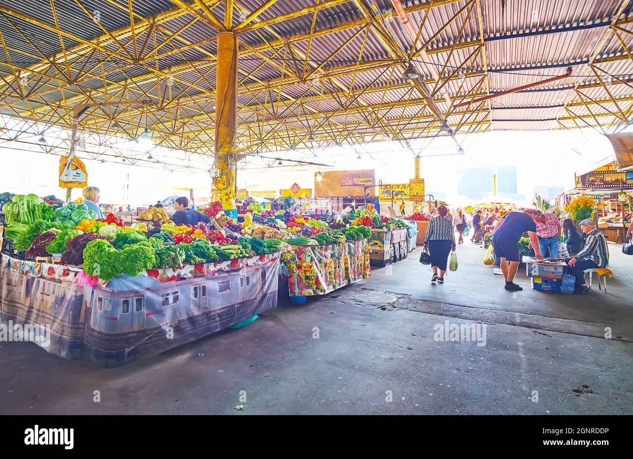 ODESSA, UKRAINE - 18. JUNI 2021: Die breite Gasse im historischen Privoz Markt - der größte Lebensmittelmarkt der Stadt, hier ist die Obst-Gemüse-Abteilung Stockfoto