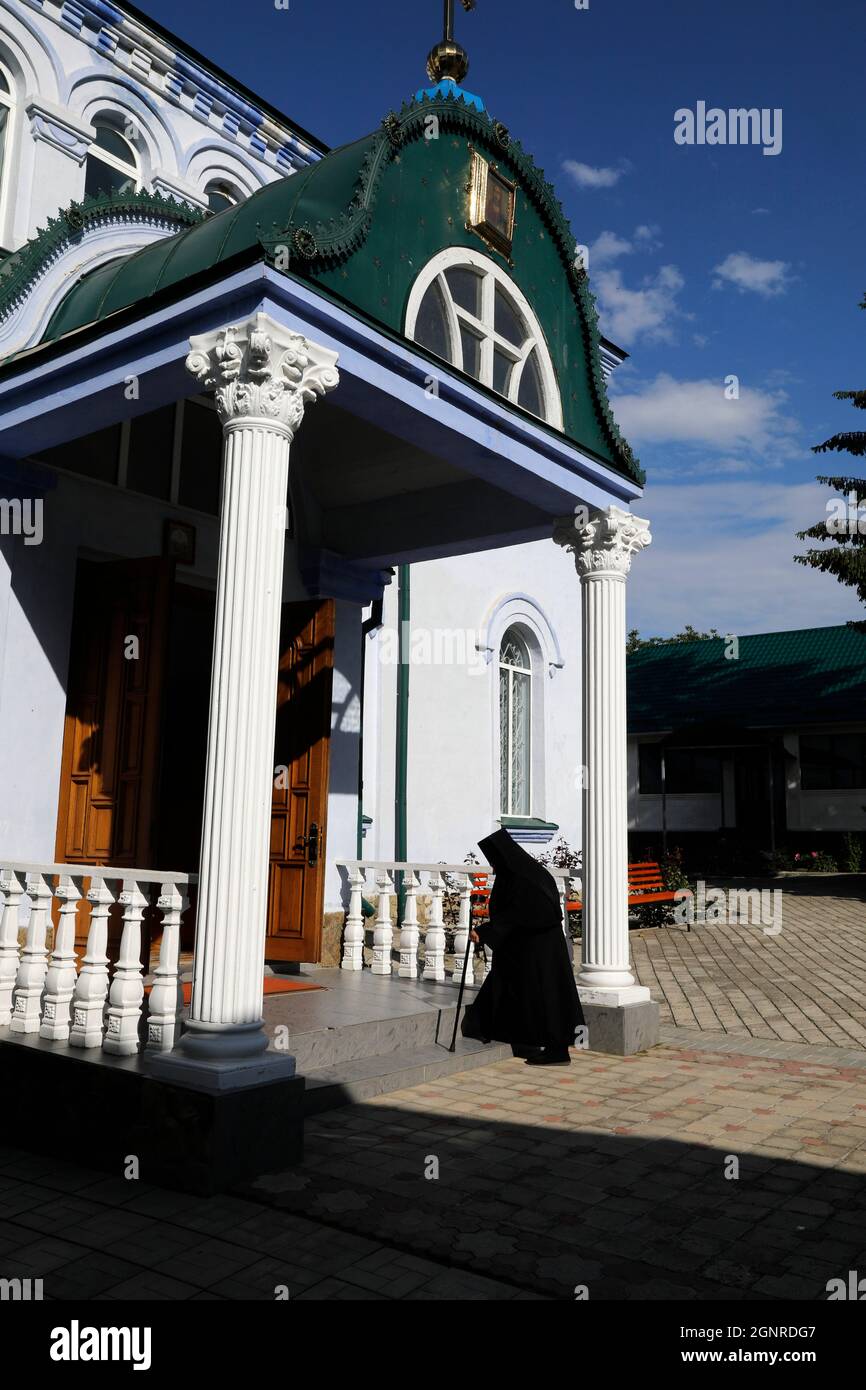 Nonne zu Fuß in Japca orthodoxe Klosterkirche, Moldawien Stockfoto