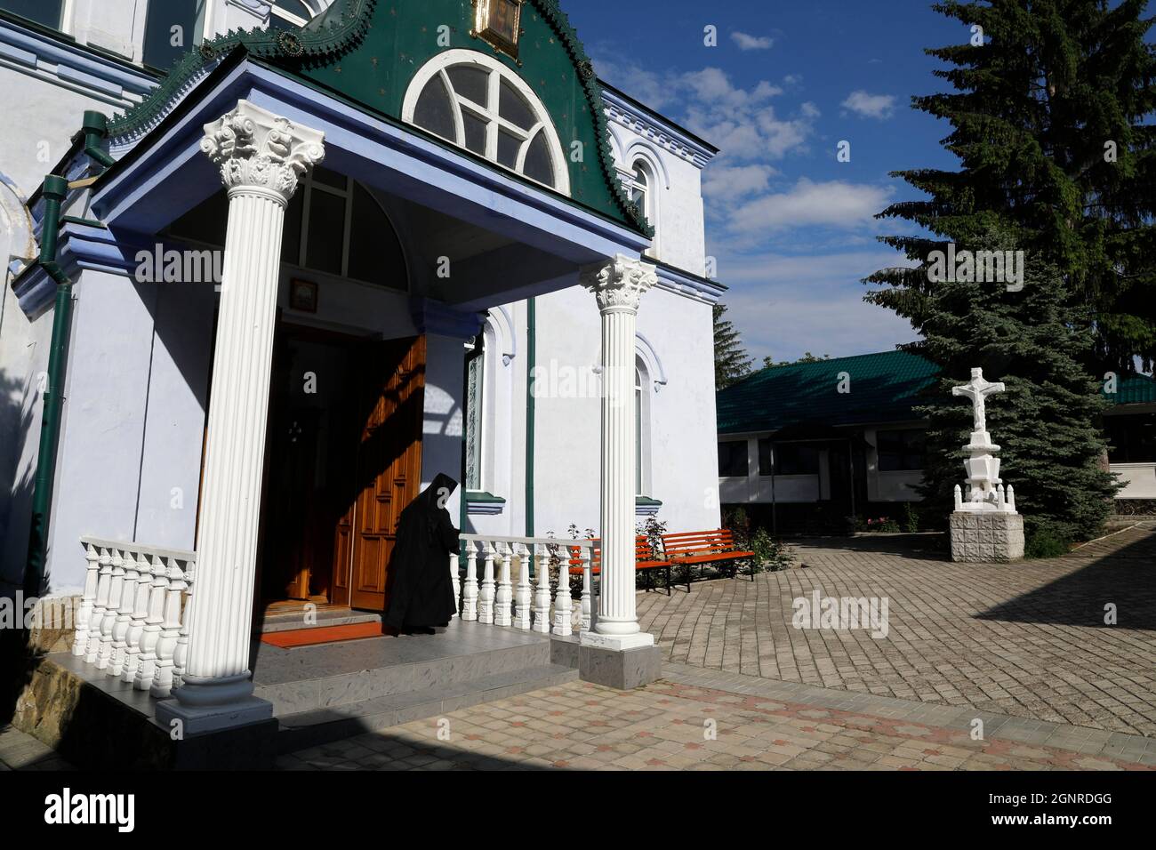 Nonne zu Fuß in Japca orthodoxe Klosterkirche, Moldawien Stockfoto