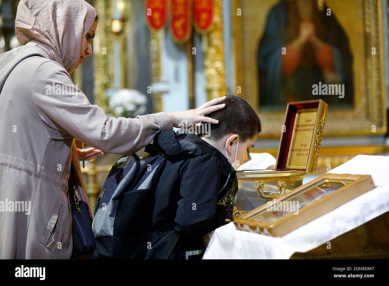 Kathedrale und Kloster des heiligen Teaodor Tiron (Ciufloh), Chisinau, Moldawien. Mutter und Sohn verehren Ikonen Stockfoto