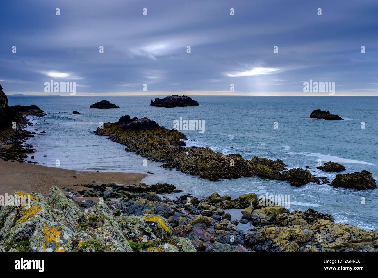 Szenen der Küste vor Llanddwyn Island auf Anglesey in North Wales, Großbritannien Stockfoto
