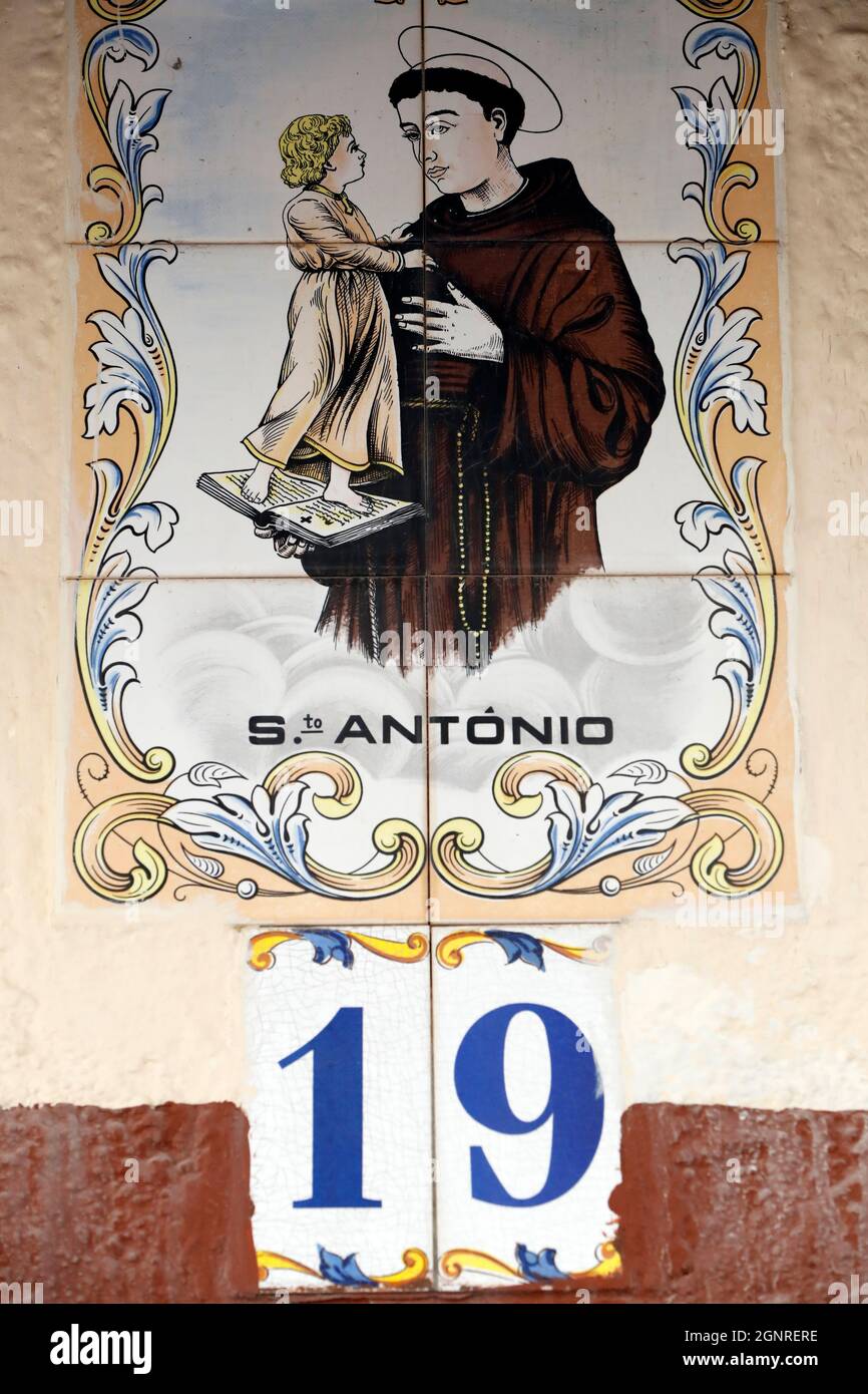 Kirche der Muttergottes von Nazare (Largo Nossa Senhora da Nazare). Der heilige Antonius von Padua, der schutzpatron der verlorenen Gegenstände. Portugal. Stockfoto