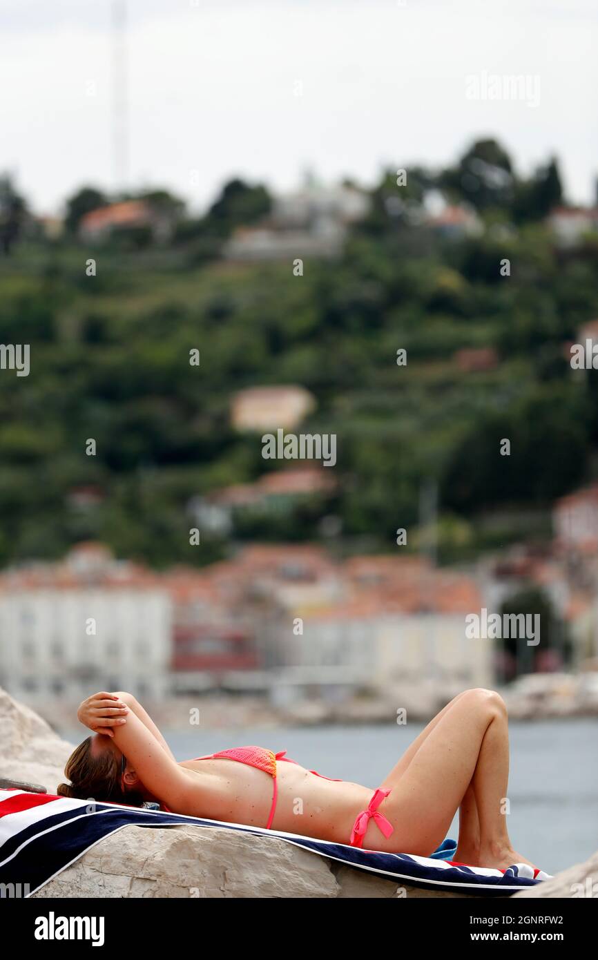 Frau auf einem Felsen am Meer. Piran. Slowenien. Stockfoto
