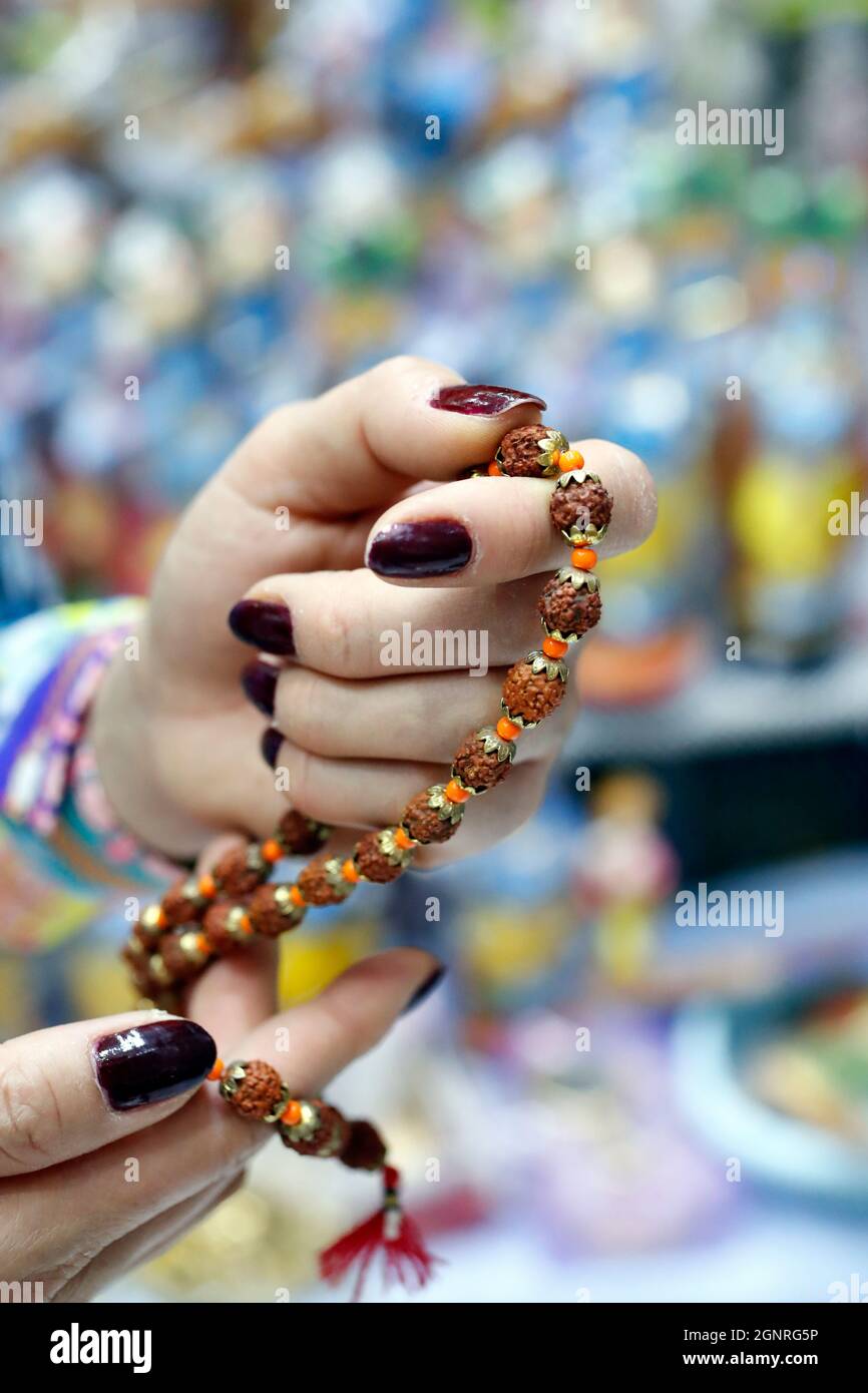 Hand des Gebets mit Rudraksha Perlen oder Rosenkranz. Dubai. Vereinigte Arabische Emirate. Stockfoto