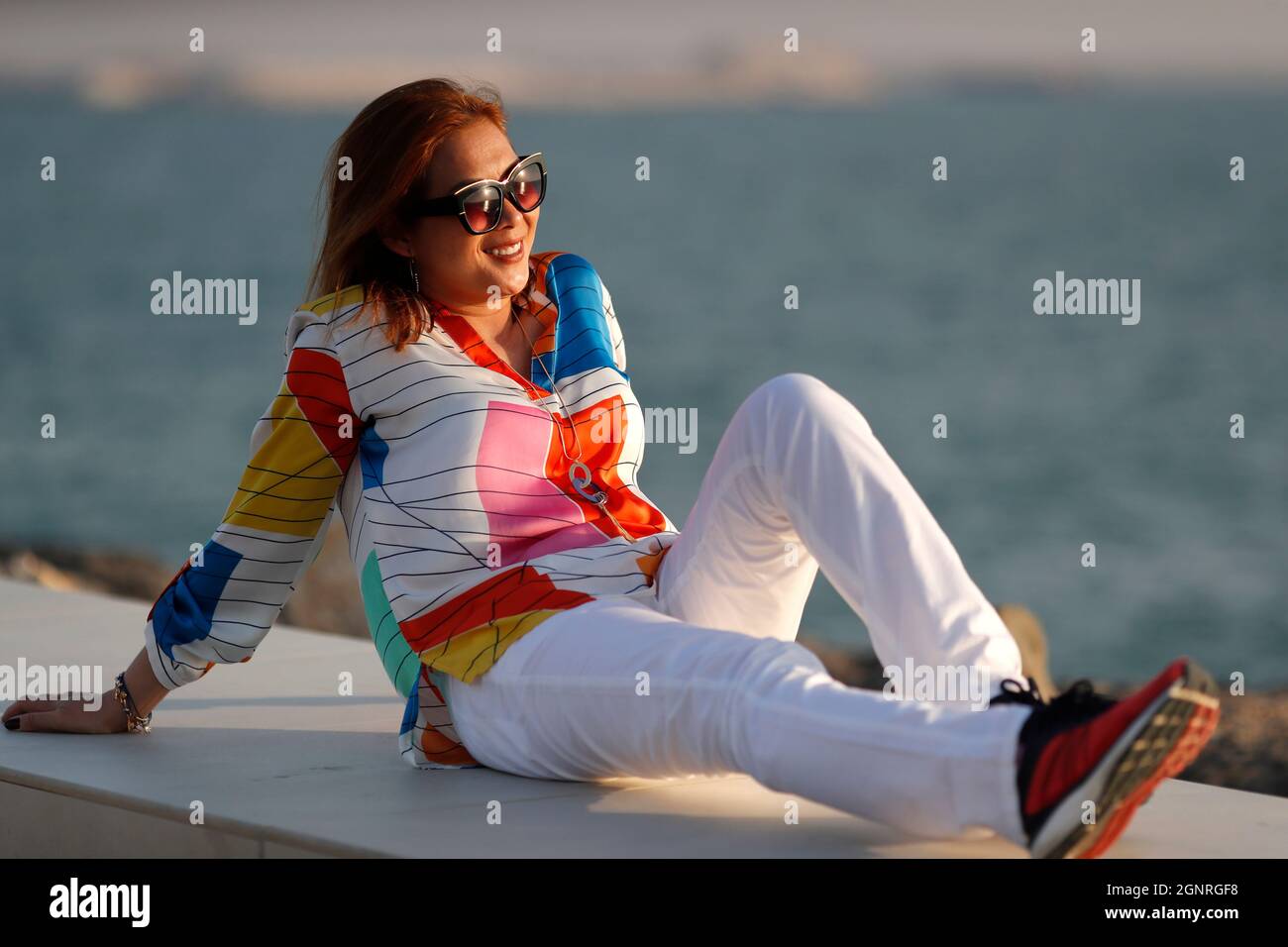 Smlling Frau Blick auf das Meer. Vereinigte Arabische Emirate. Stockfoto