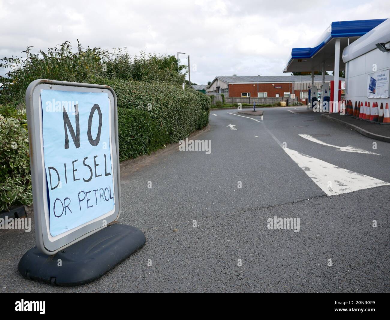 Kraftstoffkrise Großbritannien. Panik beim Kauf und Mangel an LKW-Fahrern für Lieferungen führen dazu, dass an Tankstellen Diesel- und Benzinkraftstoffe ausgehen. Stockfoto