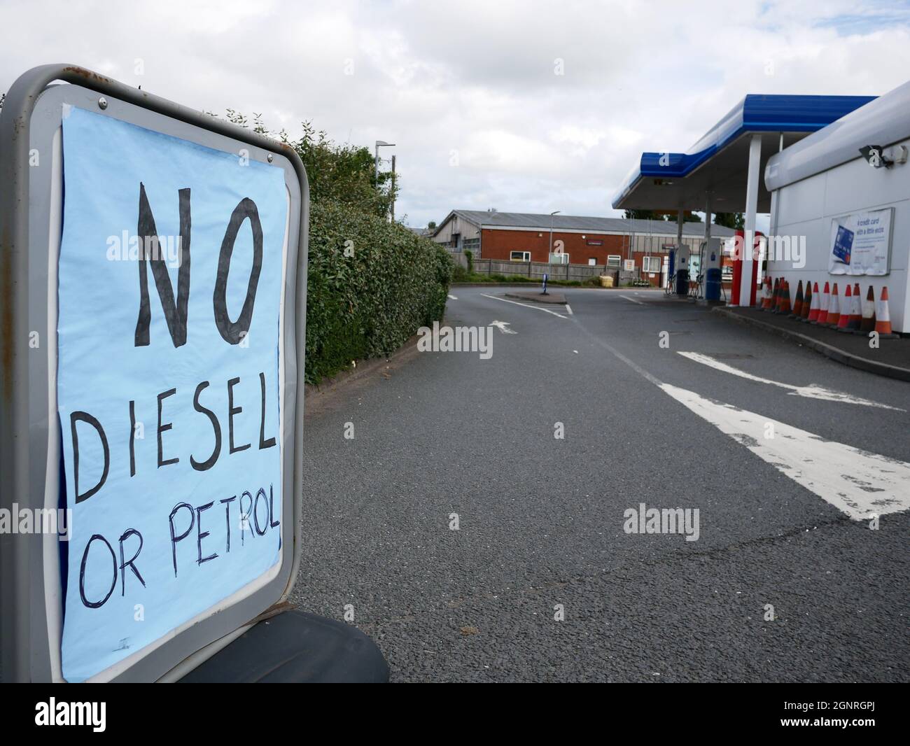 Kraftstoffkrise Großbritannien. Panik beim Kauf und Mangel an LKW-Fahrern für Lieferungen führen dazu, dass an Tankstellen Diesel- und Benzinkraftstoffe ausgehen. Stockfoto