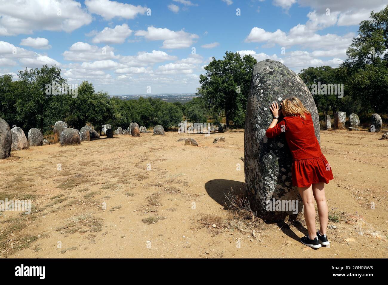 Der Cromlech der Almendres ist ein megalithischer Komplex. Es ist eine der größten bestehenden Gruppen strukturierter Menhire in Europa. Portugal. Stockfoto