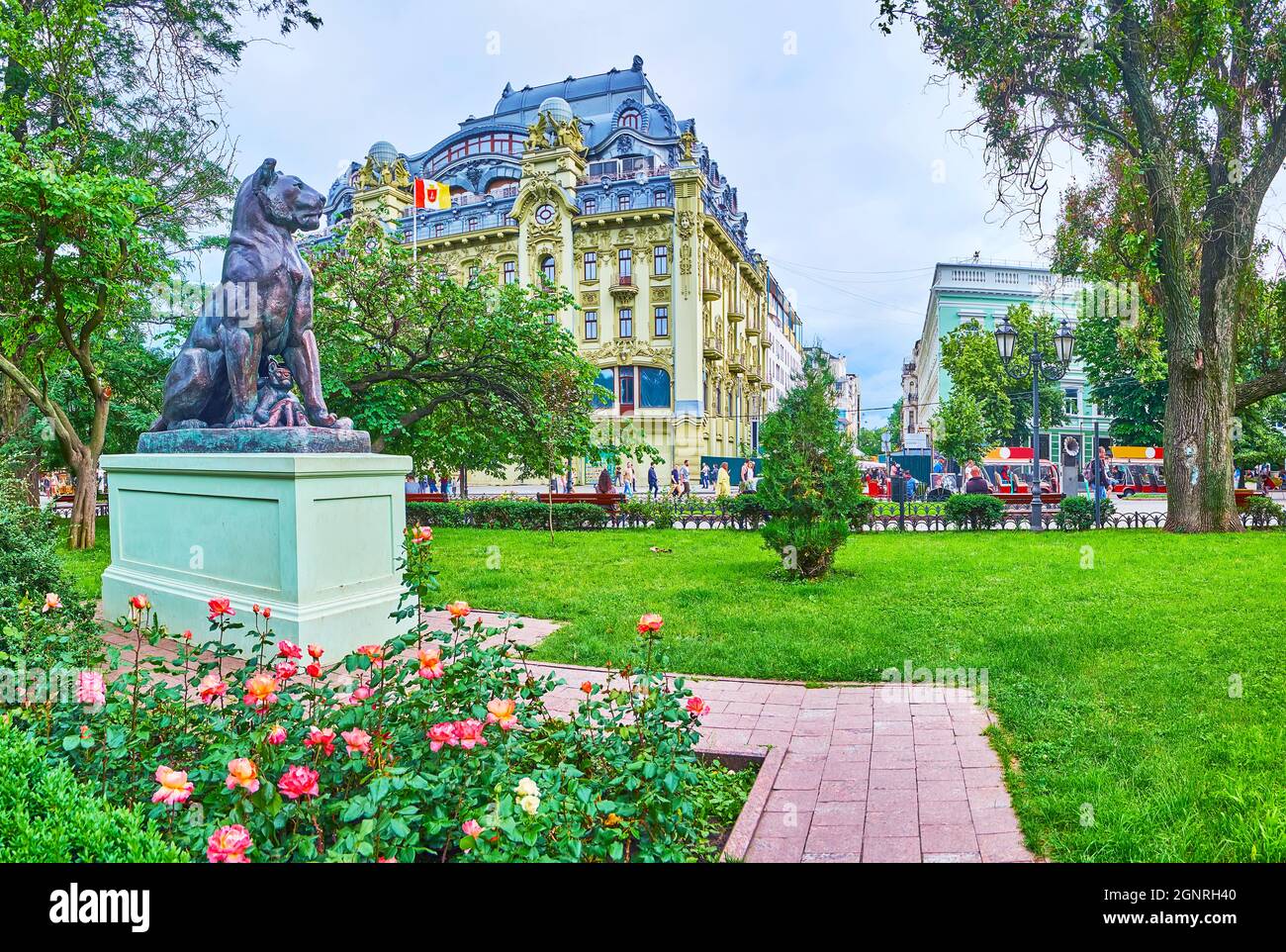 Die Skulptur der Löwin mit Jungen von Auguste-Nicolas Cain, im Stadtgarten von Odessa gelegen und umgeben von blühenden Rosen, Ukraine Stockfoto