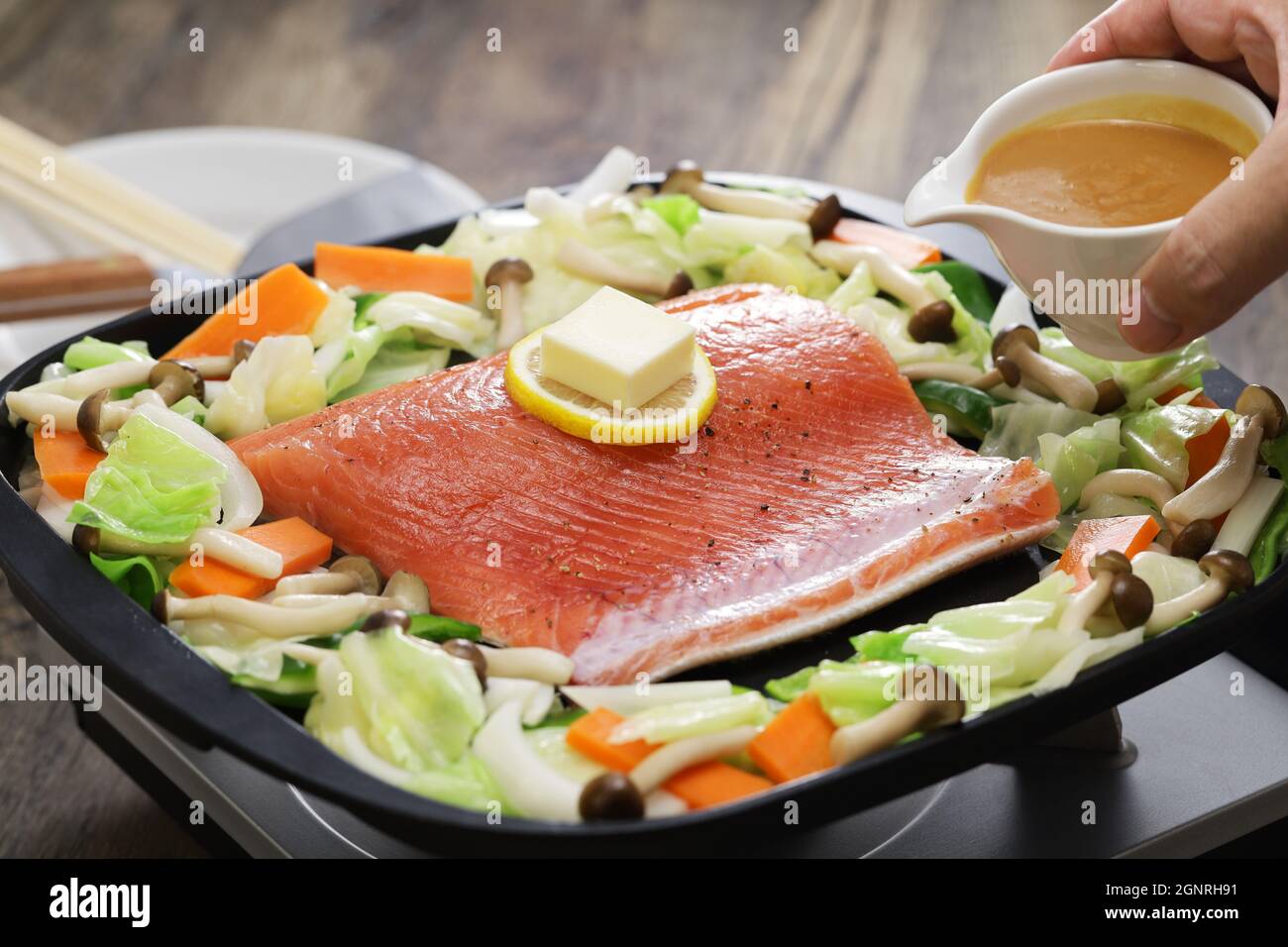Japanische Küche; Hokkaido-Lachs-Chanchan Yaki, gebratener Lachs und Gemüse, gewürzt mit Miso-Sauce. Stockfoto
