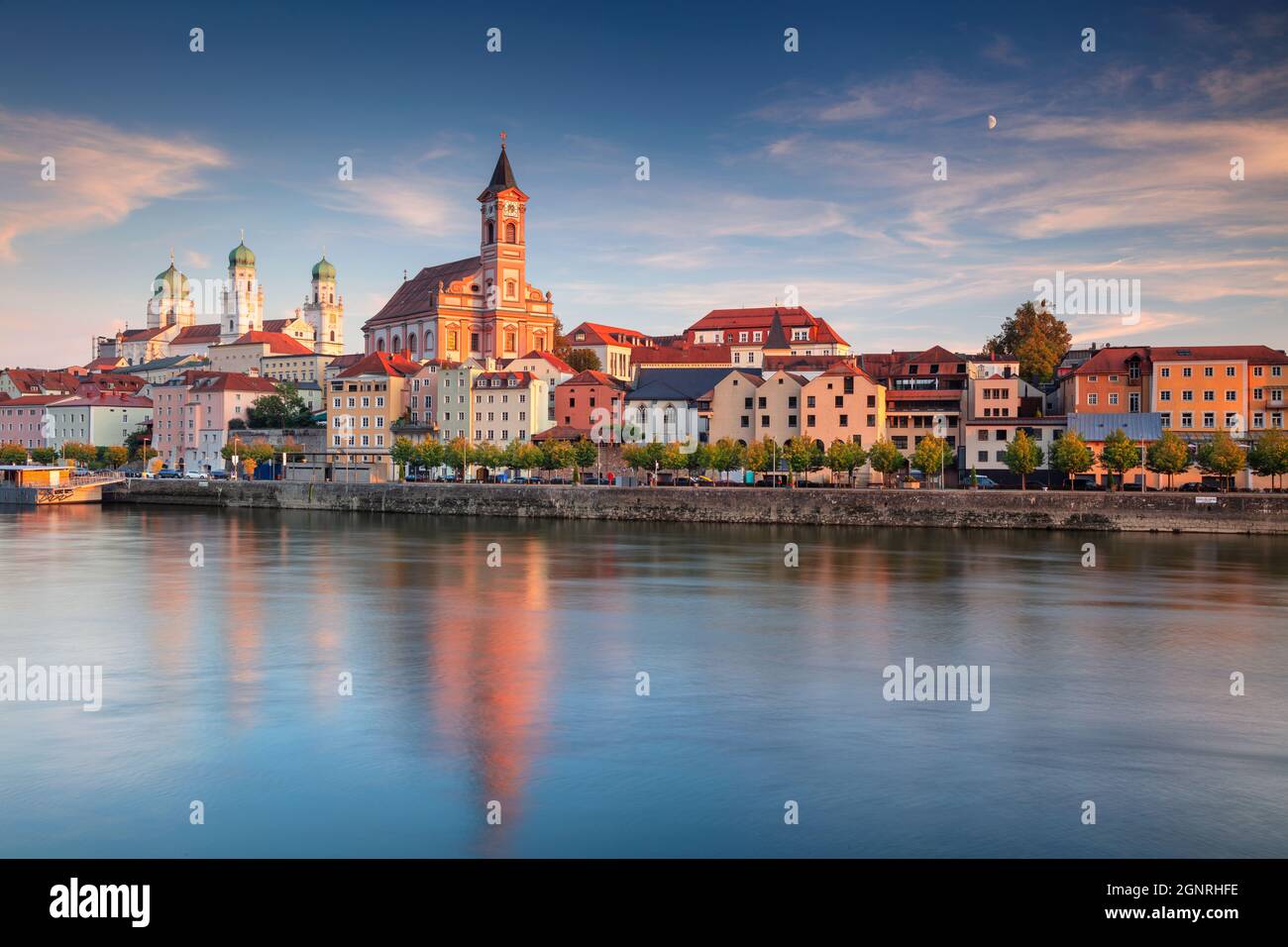 Passau Skyline, Deutschland. Stadtbild der Skyline von Passau, Bayern, Deutschland bei Sonnenuntergang im Herbst. Stockfoto