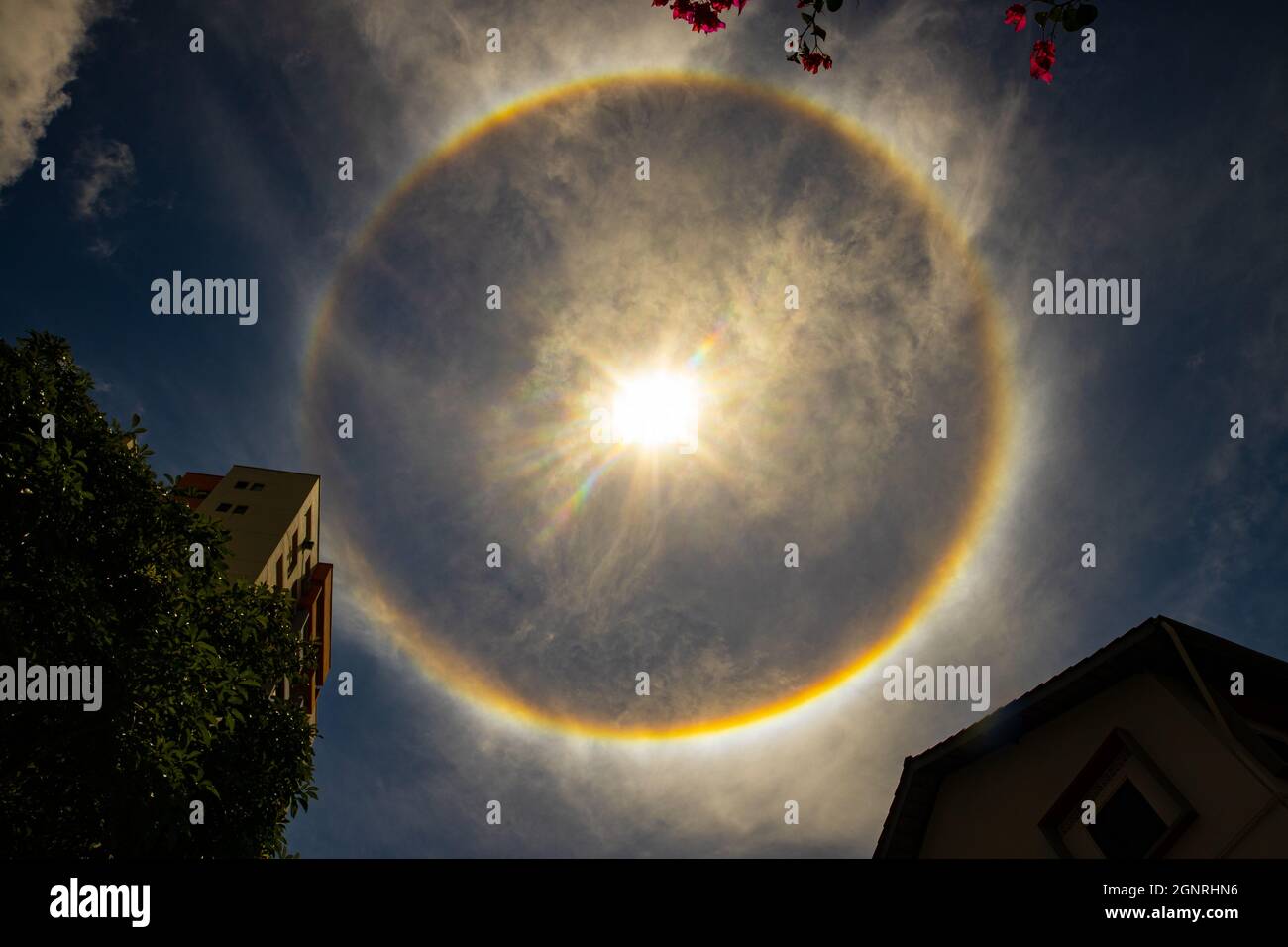 Eingegrenzte Solar-Halo-Sonnen um Mittag in Singapur Stockfoto