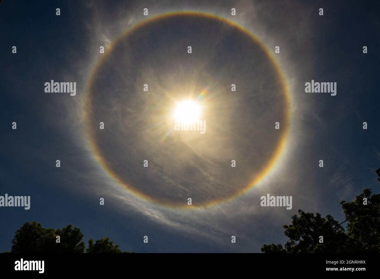 Eingegrenzte Solar-Halo-Sonnen um Mittag in Singapur Stockfoto