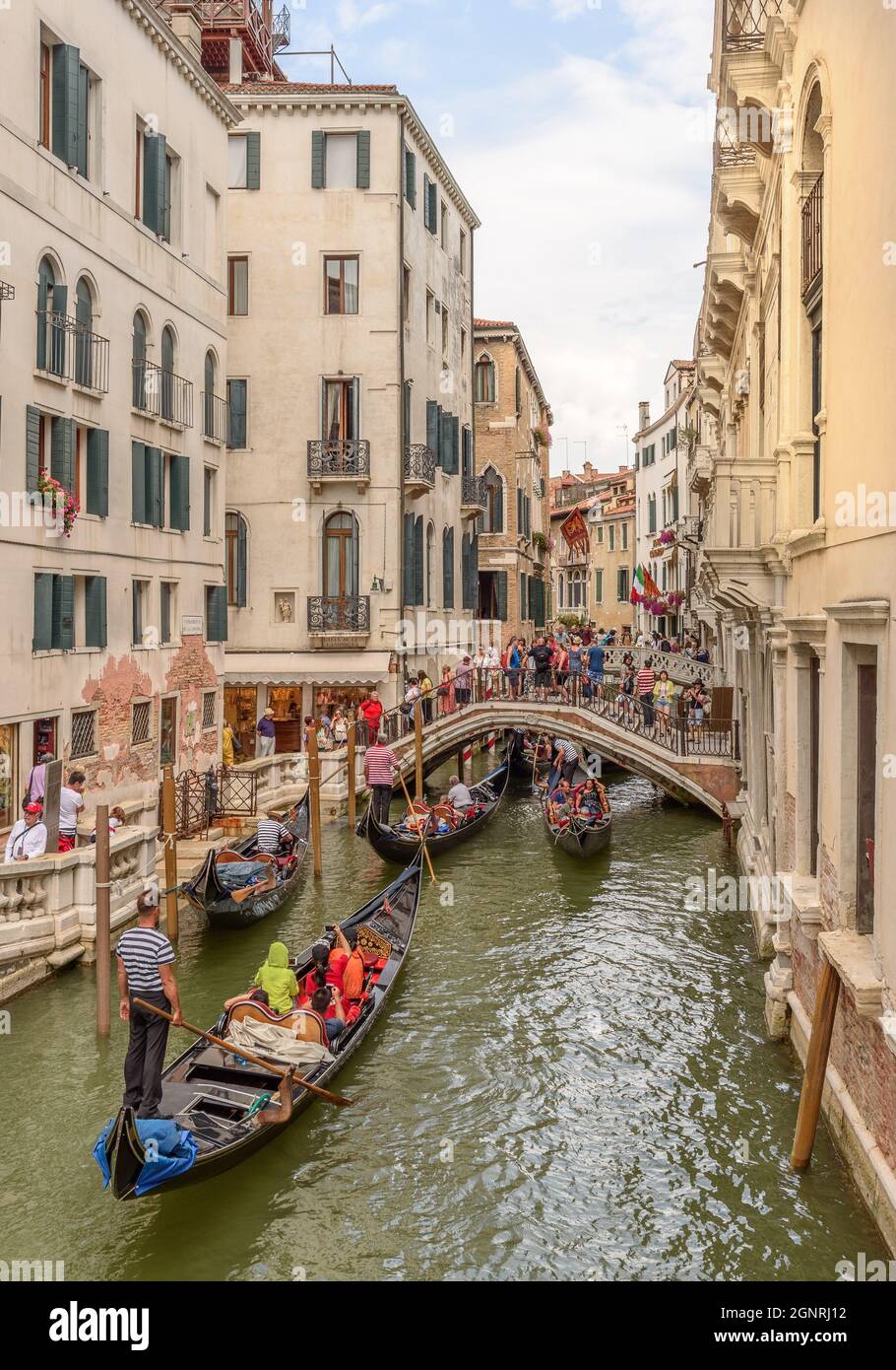 venedig venetien Italien Juli 24 2017 Tributory Kanal mit Gondeln, Brücke und Touristen Stockfoto