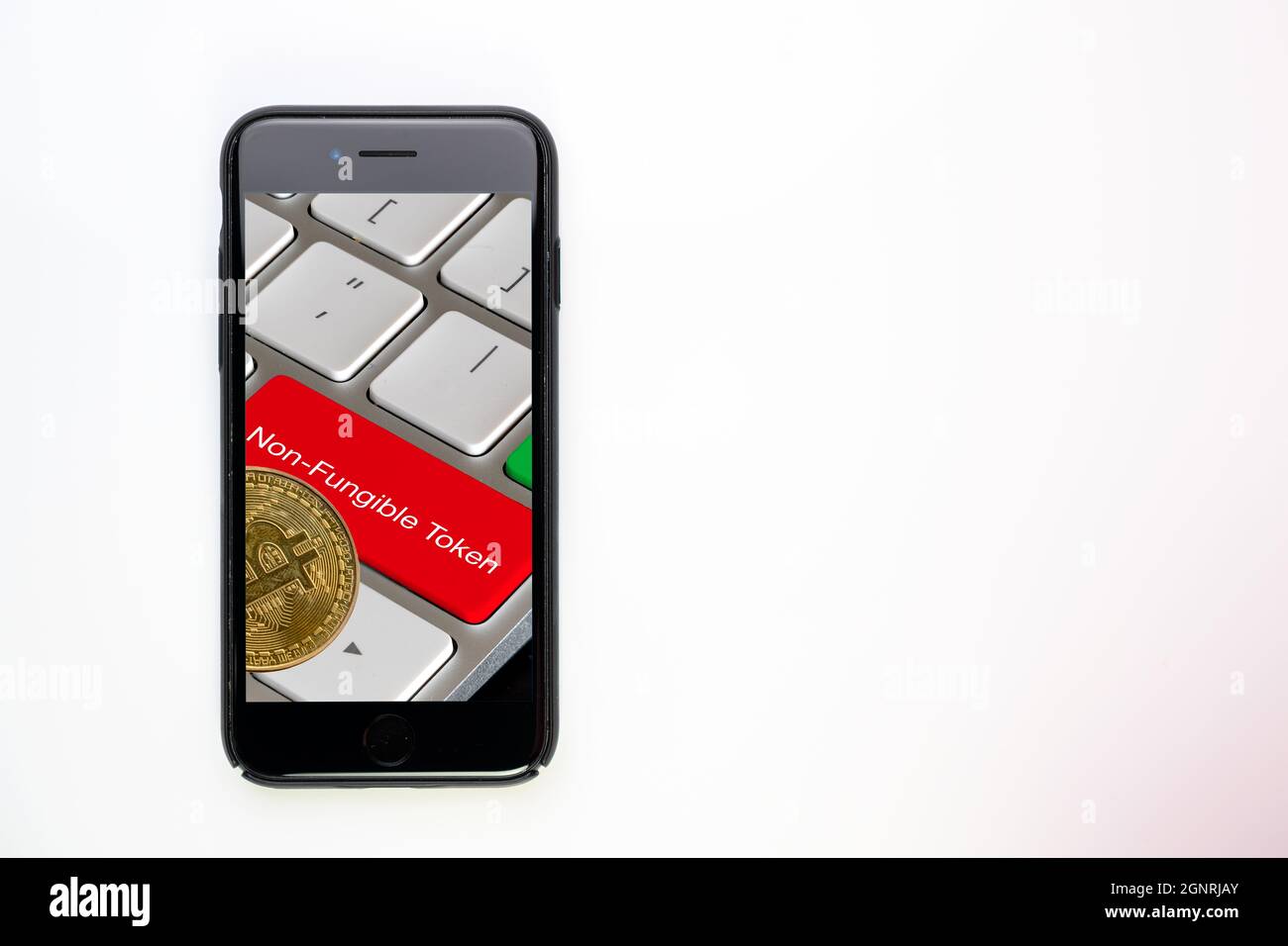 Handy mit NFT nicht fungible Token Bild isoliert auf weißem Hintergrund mit Copyspace Stockfoto