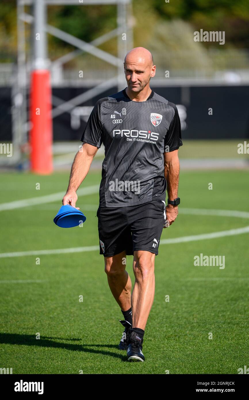 Ingolstadt, Deutschland. September 2021. Fußball: 2. Bundesliga, Training FC Ingolstadt. Trainer Andre Schubert aus Ingolstadt legt Zapfen auf. Quelle: Matthias Balk/dpa - WICHTIGER HINWEIS: Gemäß den Bestimmungen der DFL Deutsche Fußball Liga und/oder des DFB Deutscher Fußball-Bund ist es untersagt, im Stadion und/oder vom Spiel aufgenommene Fotos in Form von Sequenzbildern und/oder videoähnlichen Fotoserien zu verwenden oder zu verwenden./dpa/Alamy Live News Stockfoto