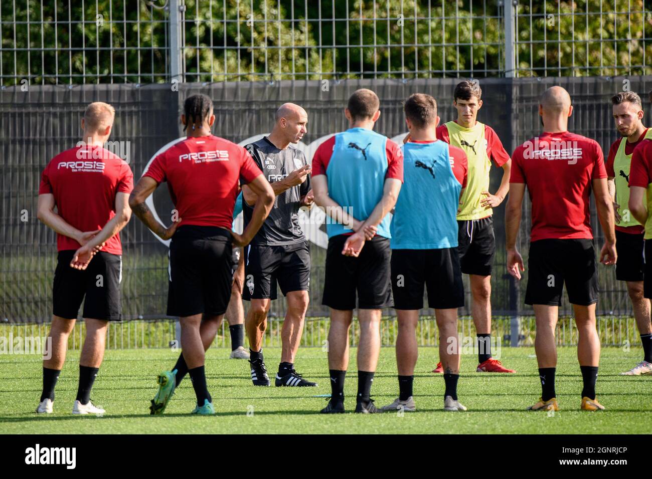 Ingolstadt, Deutschland. September 2021. Fußball: 2. Bundesliga, Training FC Ingolstadt. Trainer Andre Schubert aus Ingolstadt (M) gibt den Spielern Anweisungen. Quelle: Matthias Balk/dpa - WICHTIGER HINWEIS: Gemäß den Bestimmungen der DFL Deutsche Fußball Liga und/oder des DFB Deutscher Fußball-Bund ist es untersagt, im Stadion und/oder vom Spiel aufgenommene Fotos in Form von Sequenzbildern und/oder videoähnlichen Fotoserien zu verwenden oder zu verwenden./dpa/Alamy Live News Stockfoto