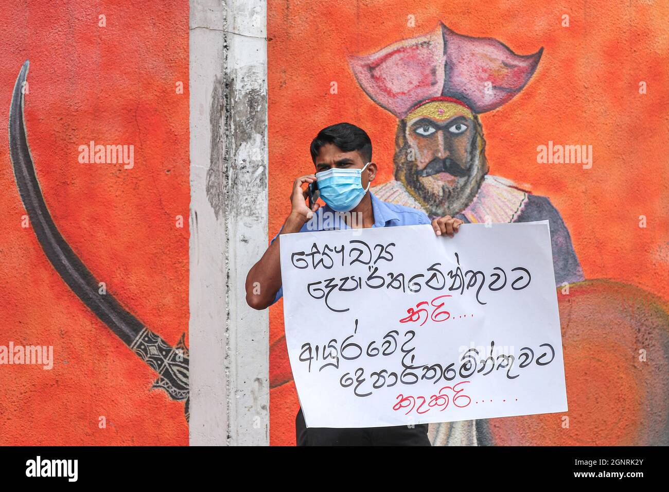 Colombo, Sri Lanka. September 2021. Frontarbeiter des Hauptkrankenhauses  für Ayurveda (Indigene Medizin) in Colombo protestieren vor ihrem  Krankenhaus und fordern die Zahlung einer speziellen Covid-19-Gebühr von  RS. 7,500, am 27. September 2021. (