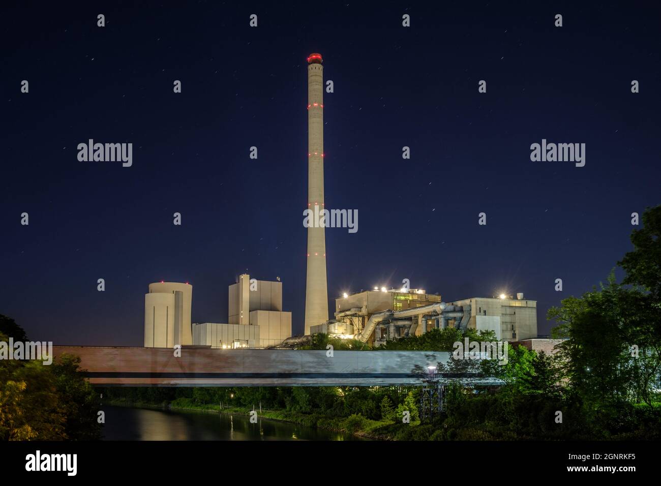 HERNE, DEUTSCHLAND - 31. Aug 2021: Das STEAG-Kraftwerk in Herne-Baukau bei Nacht Stockfoto