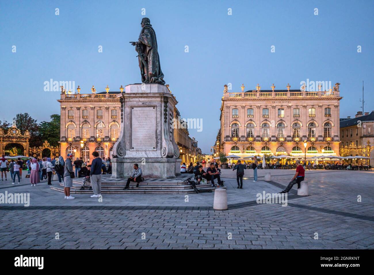 Statue Stanislas I. Leszcynski vor Grand Hotel und Opernhaus am Place Stanislas, UNESCO Weltkulturerbe, Nancy, Lothringen, Frankreich, Europa Stockfoto