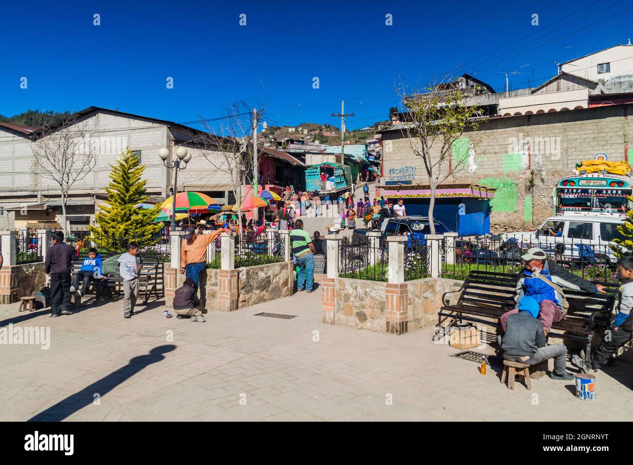 SAN MATEO IXTATAN, GUATEMALA, 19. MÄRZ 2016: Einheimische Ureinwohner auf einer Straße im Dorf San Mateo Ixtatan. Stockfoto