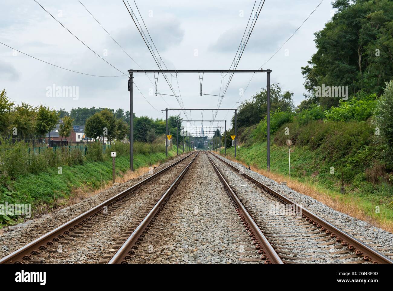 Asse, Flämisch-Brabant, Belgien - 09 24 2021: Doppelgleise einer Ortslinie auf dem belgischen Land Stockfoto