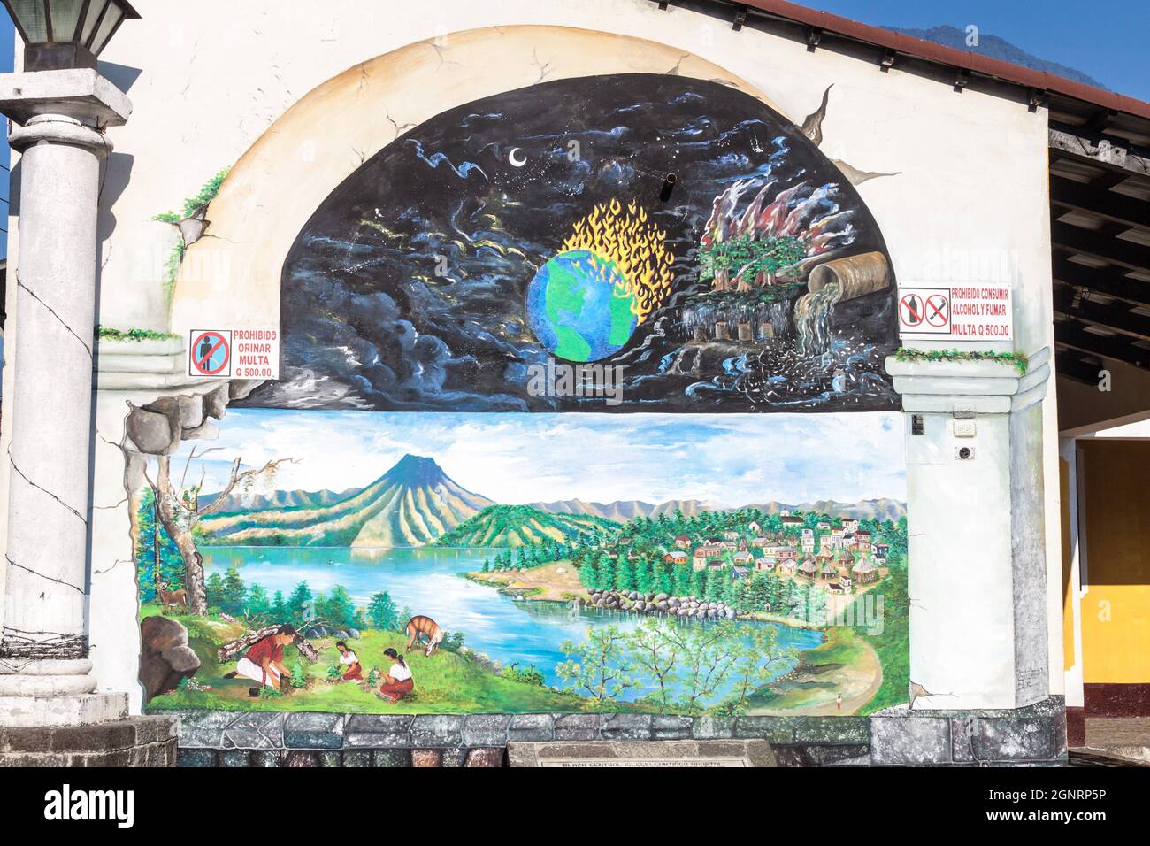 SANTIAGO ATITLAN, GUATEMALA - 24. MÄRZ 2016: Farbenfrohe Wandmalereien im Dorf Santiago Atitlan Stockfoto