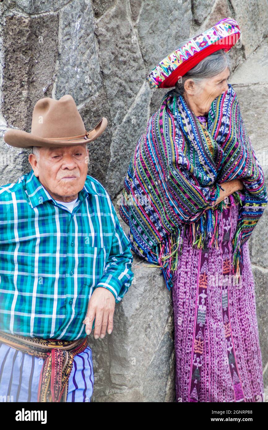 SANTIAGO ATITLAN, GUATEMALA - 24. MÄRZ 2016: Indigene Völker tragen traditionelle Kleidung im Dorf Santiago Atitlan. Stockfoto